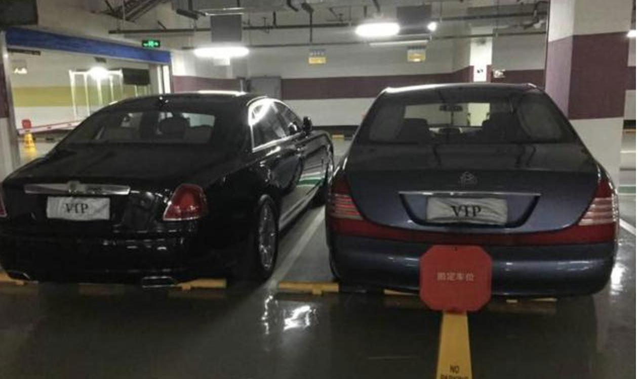 左边王思聪的车,右边成龙的车,劳斯莱斯豪车看