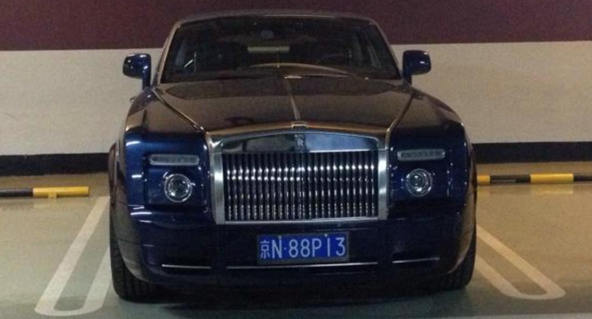 左边王思聪的车,右边成龙的车,劳斯莱斯豪车看