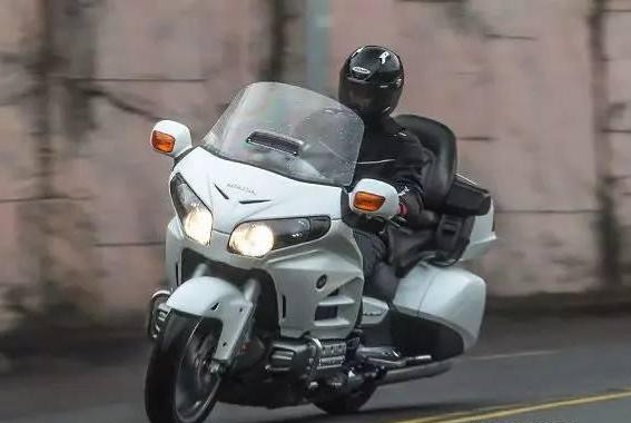 试驾本田Goldwing，一辆号称两轮版本的大和迈巴赫
