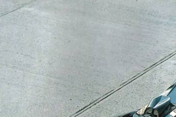 早期使用线控驱动技术的6轮跑车