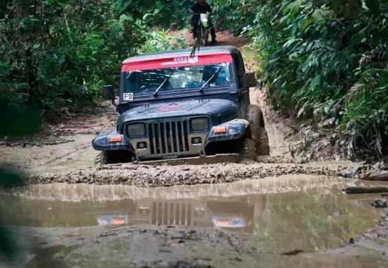 开牧马人穿越马来西亚雨林，技术和轮胎哪个更重要？