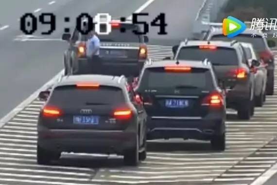 厉害了！高速上认错路，迎亲车队竟然拆护栏调头