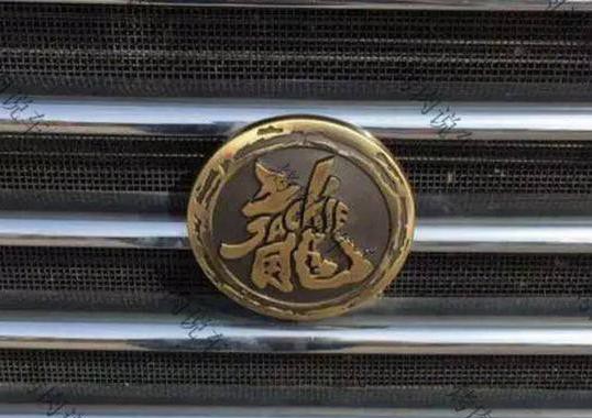 成龙的巨型房车去加油， 轻松花掉普通人一个月工资