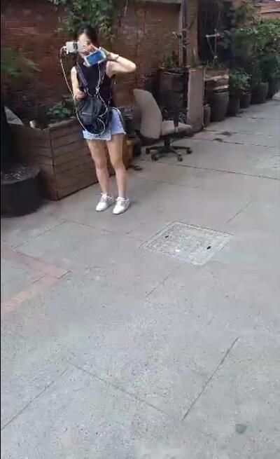 路人镜头下真实的冯提莫!图片