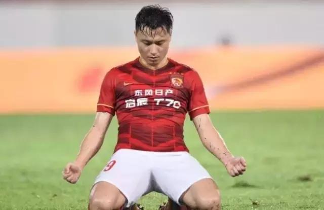 笑翻了，恒大郜林再现浮夸假摔，裁判果断掏出黄牌！