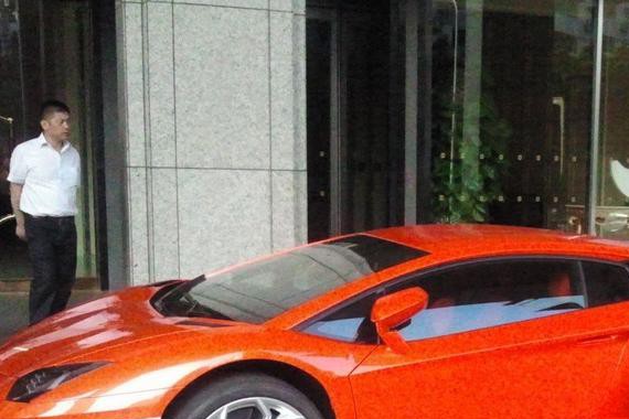 一老板开迈腾去贷款不批，换了辆二手宝马毕恭毕敬