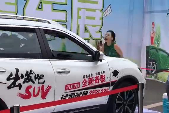 自动刹车刹不住，全新奇骏直接撞倒主持人
