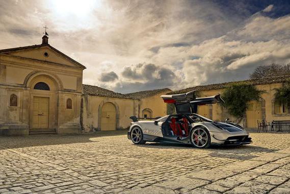 帕加尼再放大招，直接秒杀布加迪，2000万一台被疯抢