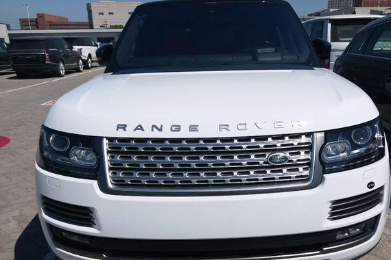 路虎揽胜行政创世加长版5.0四座豪华商务越野实拍