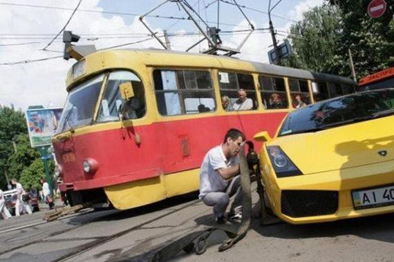 停车惹众怒，路人骗司机，以为车被人偷