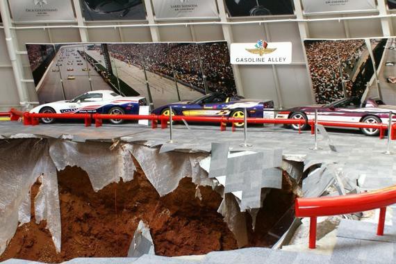 车展期间，地面坍塌，超跑被陷深坑，吓坏观众