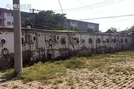 密集恐惧症者慎入 满墙的充电桩”好”吗？