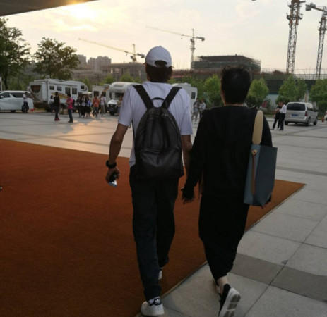 梁家辉双胞胎女儿晒照庆父母结婚30年 梁家辉双胞胎女儿晒照庆父母结婚30年