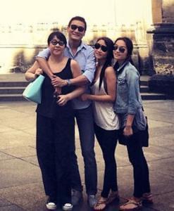 梁家辉双胞胎女儿晒照庆父母结婚30年 梁家辉双胞胎女儿晒照庆父母结婚30年