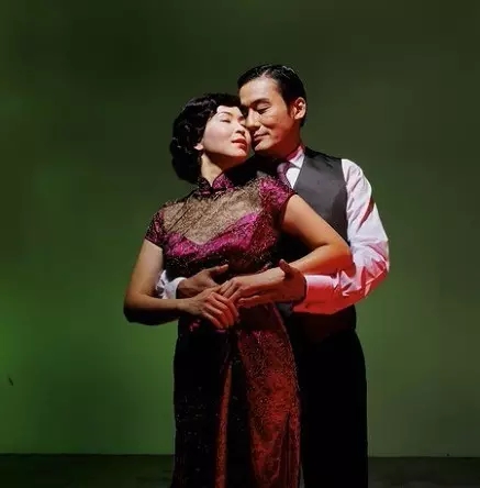 梁家辉双胞胎女儿晒照庆父母结婚30年 梁家辉双胞胎女儿晒照庆父母结婚30年