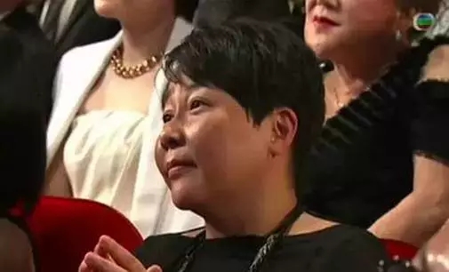 梁家辉双胞胎女儿晒照庆父母结婚30年 梁家辉双胞胎女儿晒照庆父母结婚30年