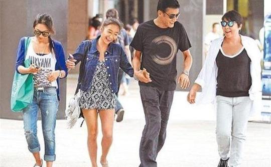 梁家辉双胞胎女儿晒照庆父母结婚30年 梁家辉双胞胎女儿晒照庆父母结婚30年