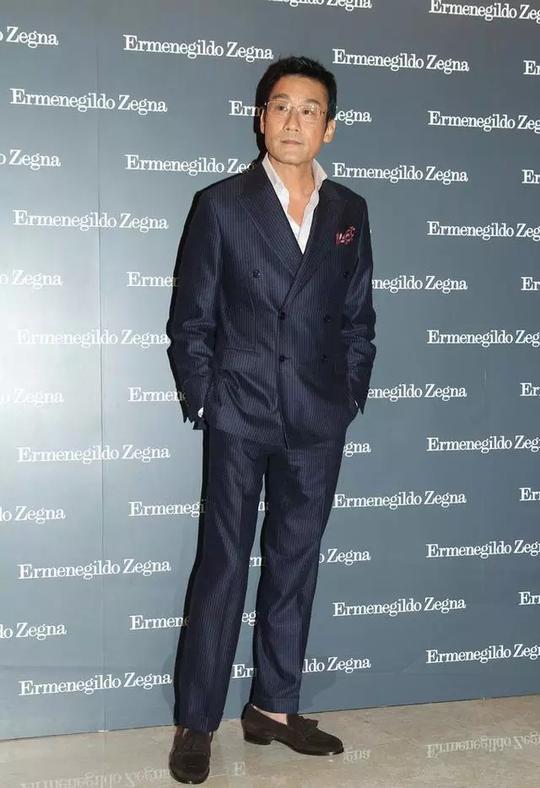 梁家辉双胞胎女儿晒照庆父母结婚30年 梁家辉双胞胎女儿晒照庆父母结婚30年