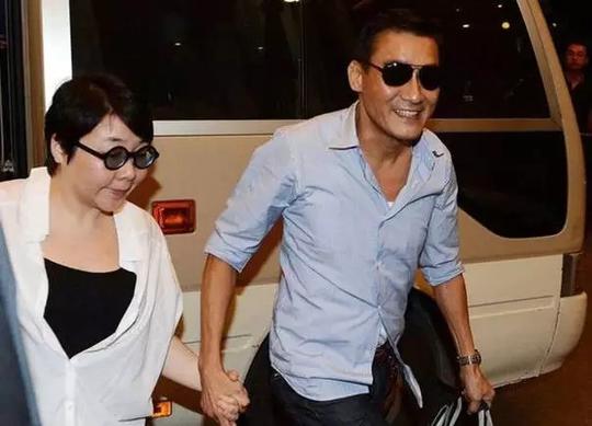 梁家辉双胞胎女儿晒照庆父母结婚30年 梁家辉双胞胎女儿晒照庆父母结婚30年