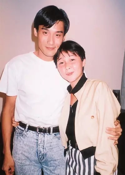 梁家辉双胞胎女儿晒照庆父母结婚30年 梁家辉双胞胎女儿晒照庆父母结婚30年