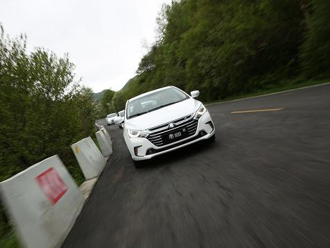 纯电续航100公里只多不少：试驾比亚迪秦100