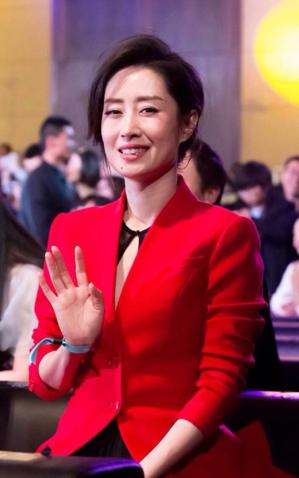 她是《欢乐颂》最有气质的妈妈，被富商抛下后逆袭？