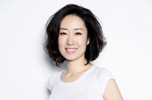 她是《欢乐颂》最有气质的妈妈，被富商抛下后逆袭？