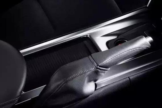 为什么很多跑车都用机械手刹而不是电子手刹？