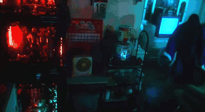 看恐怖电影到深夜,当花生回家之后,朋友竟然在家中看到了电影中的女鬼