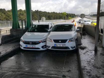 土耳其奇葩交通事故，两轿车卡在收费站动弹不得