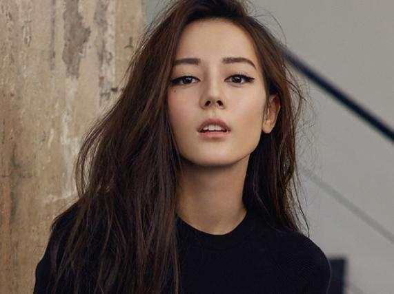 看了迪丽热巴素颜照,原来女神也有不忍直视的时候