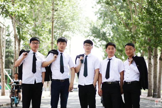 大学生毕业照风靡校园 任性拍照400张每人只花十几元
