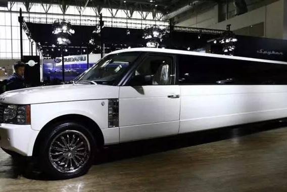 世界上最长的面包车，中国制造！6轮驱动可坐50人