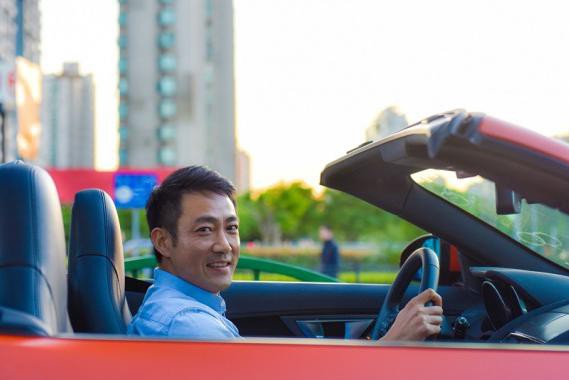 人品大爆发，开上了百万级敞篷跑车，却各种尴尬