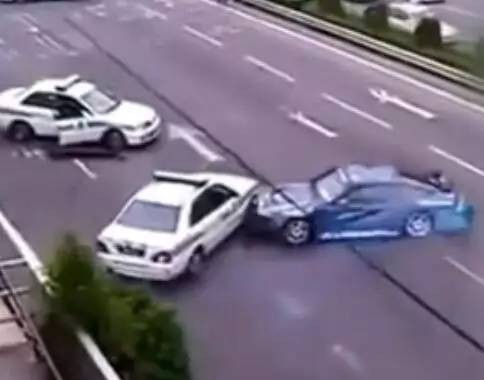 当警车遇到漂移车手，那也是相当无奈