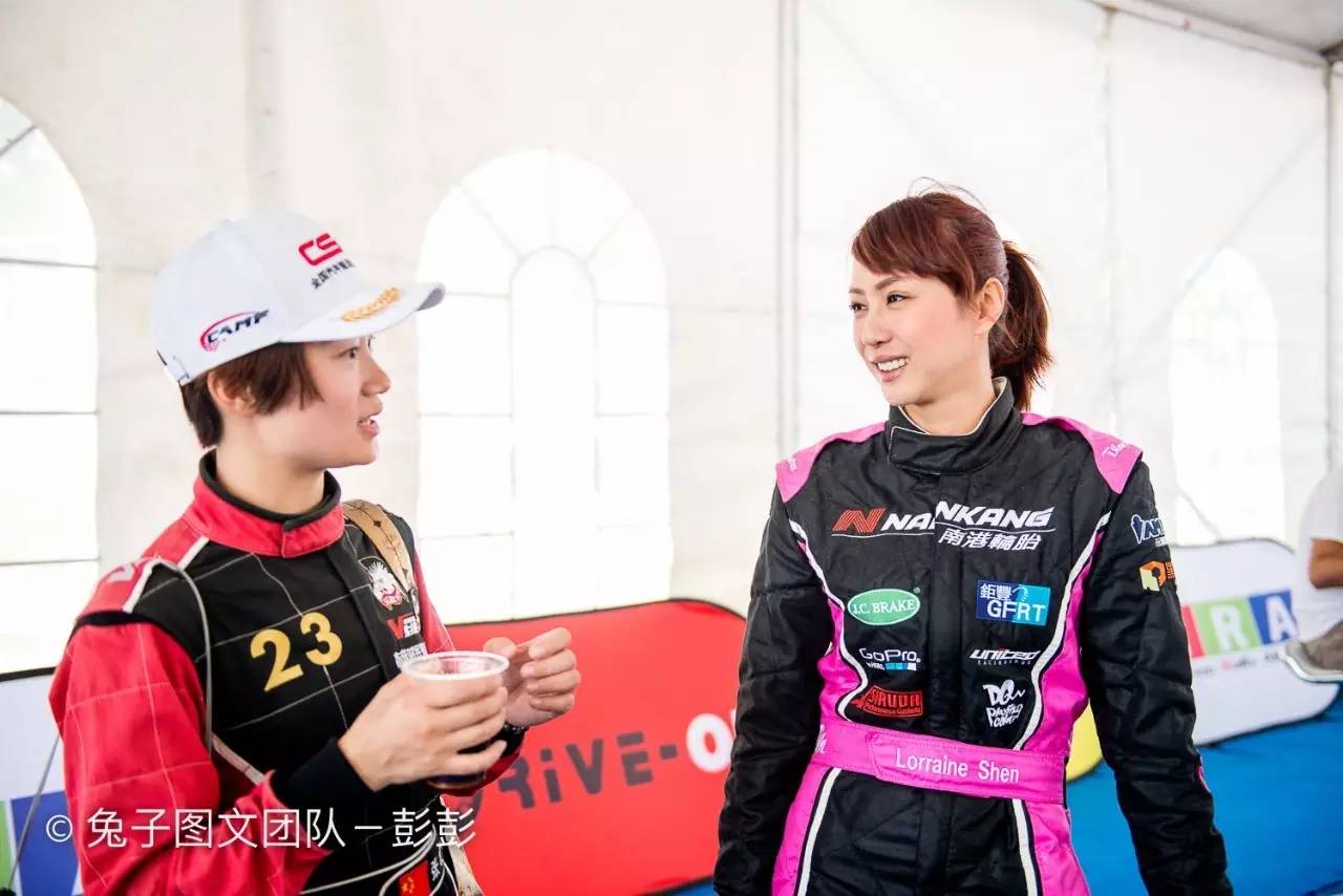 赛车起火老将遭遇赛道惊魂 美女车手巾帼不让须眉