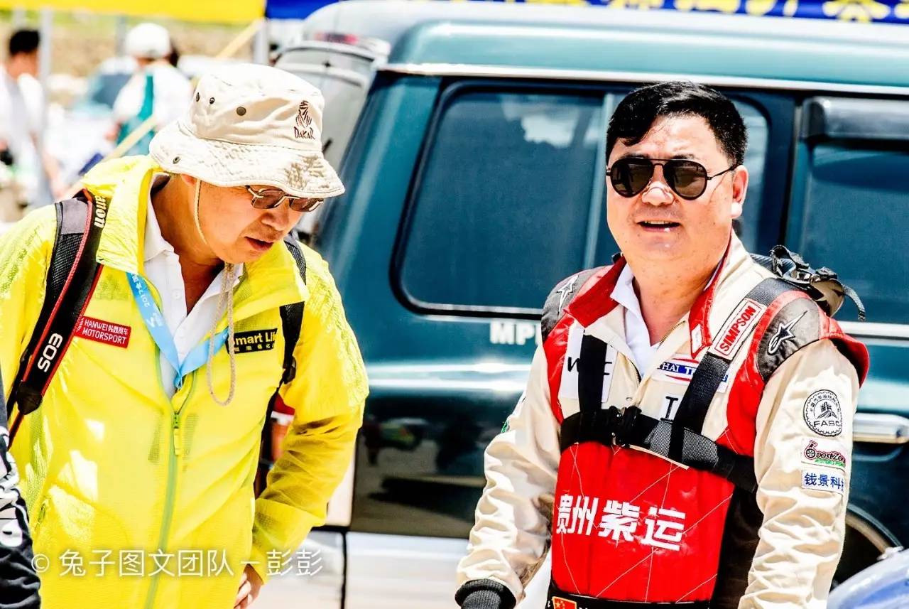 赛车起火老将遭遇赛道惊魂 美女车手巾帼不让须眉