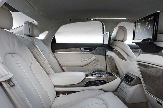 想解锁更多姿势？选车时得这样去看后排