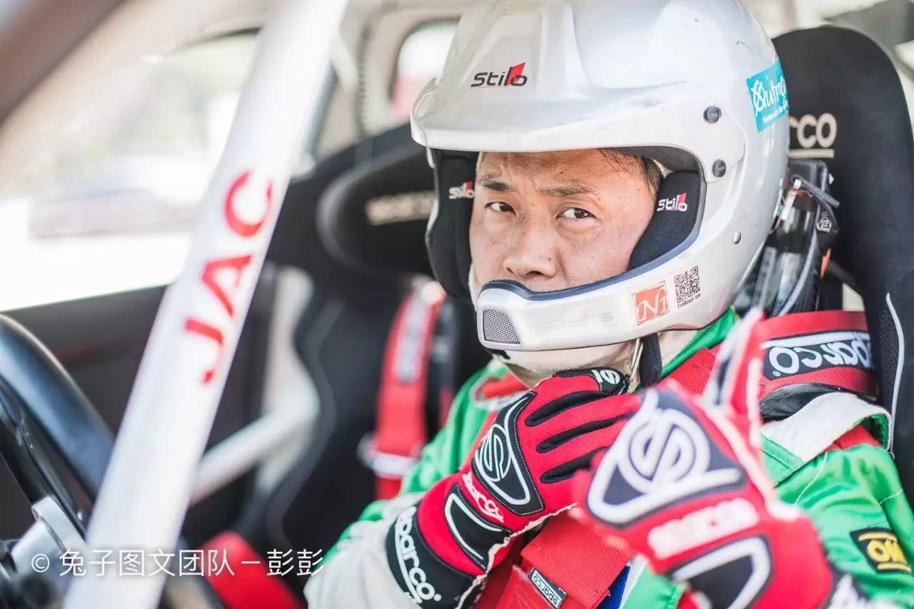 赛车起火老将遭遇赛道惊魂 美女车手巾帼不让须眉