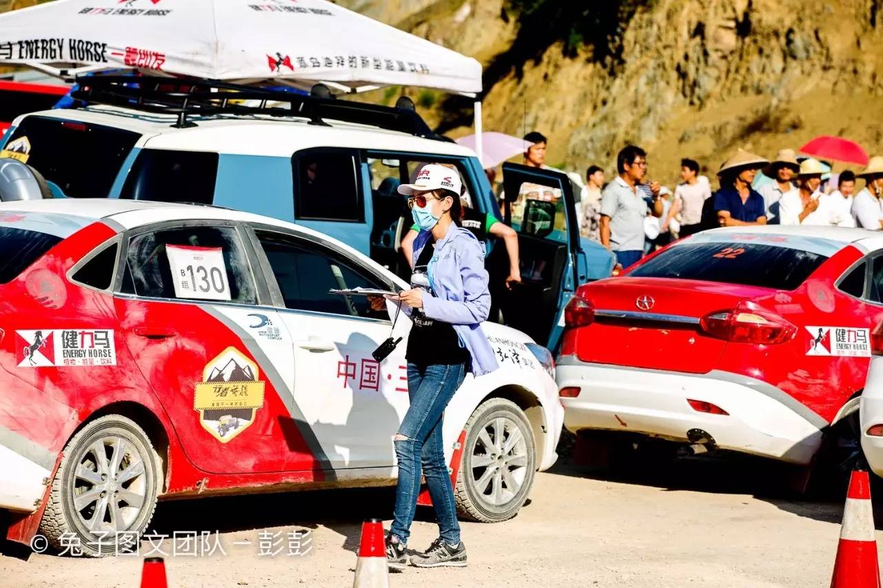 赛车起火老将遭遇赛道惊魂 美女车手巾帼不让须眉