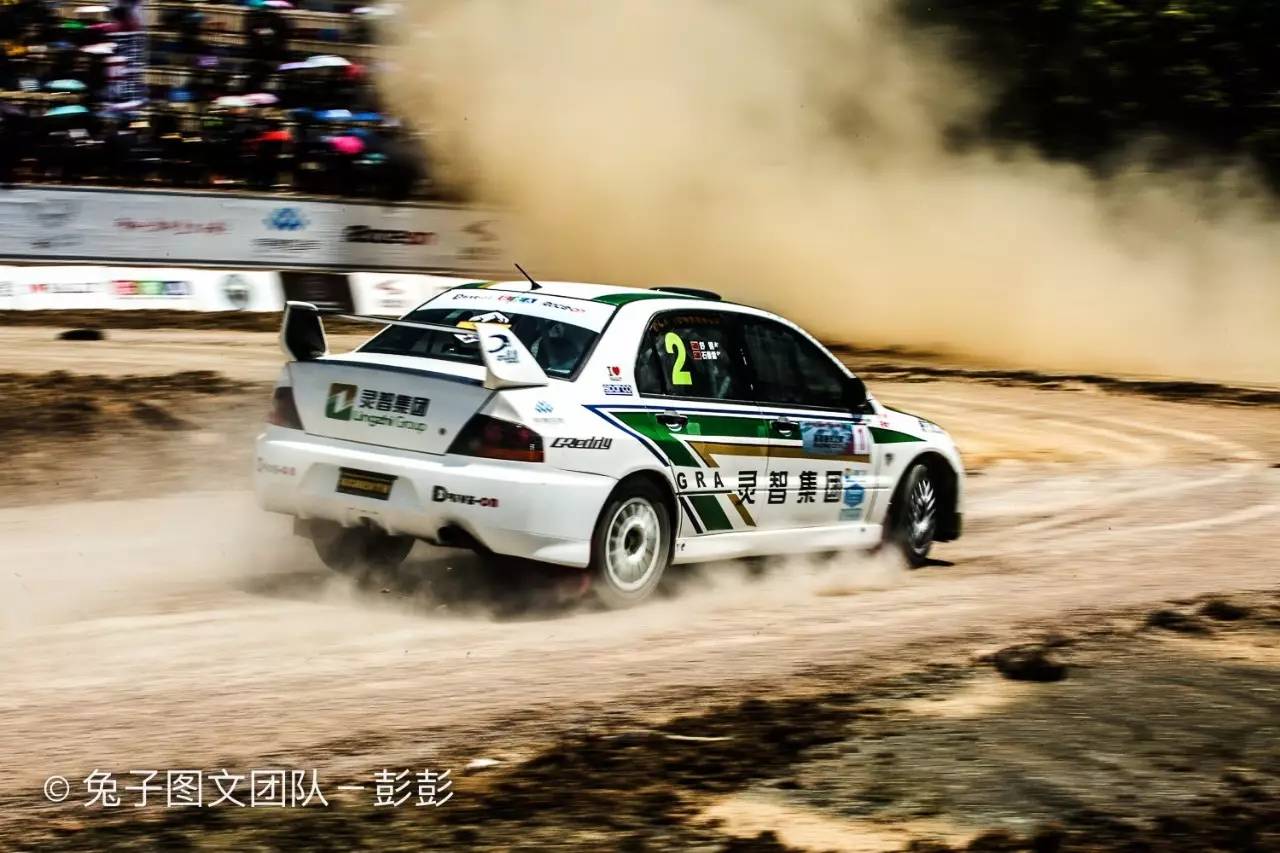 赛车起火老将遭遇赛道惊魂 美女车手巾帼不让须眉