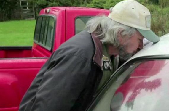 那人有一种奇怪的怪癖，一个接一个地爱上了700辆汽车