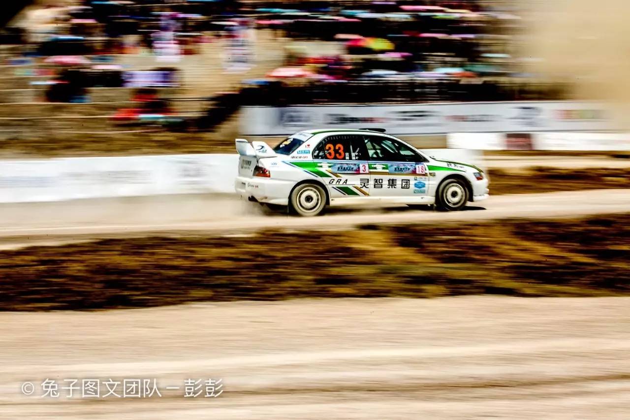 赛车起火老将遭遇赛道惊魂 美女车手巾帼不让须眉