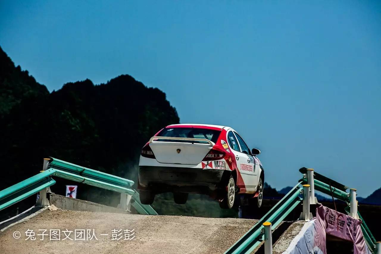 赛车起火老将遭遇赛道惊魂 美女车手巾帼不让须眉