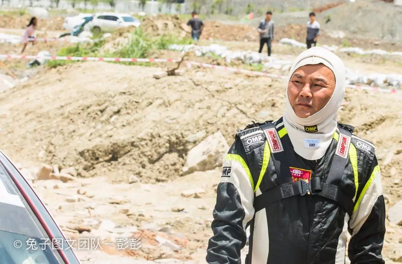 赛车起火老将遭遇赛道惊魂 美女车手巾帼不让须眉