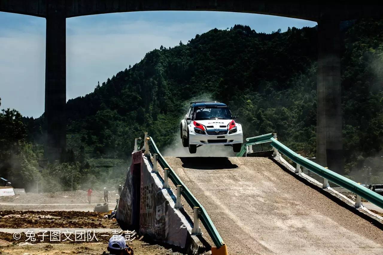 赛车起火老将遭遇赛道惊魂 美女车手巾帼不让须眉