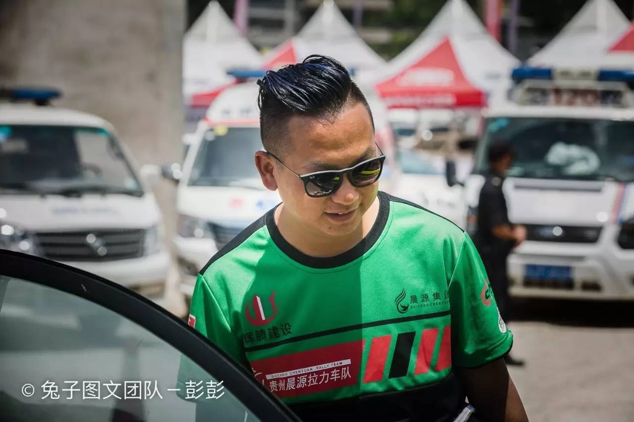 赛车起火老将遭遇赛道惊魂 美女车手巾帼不让须眉