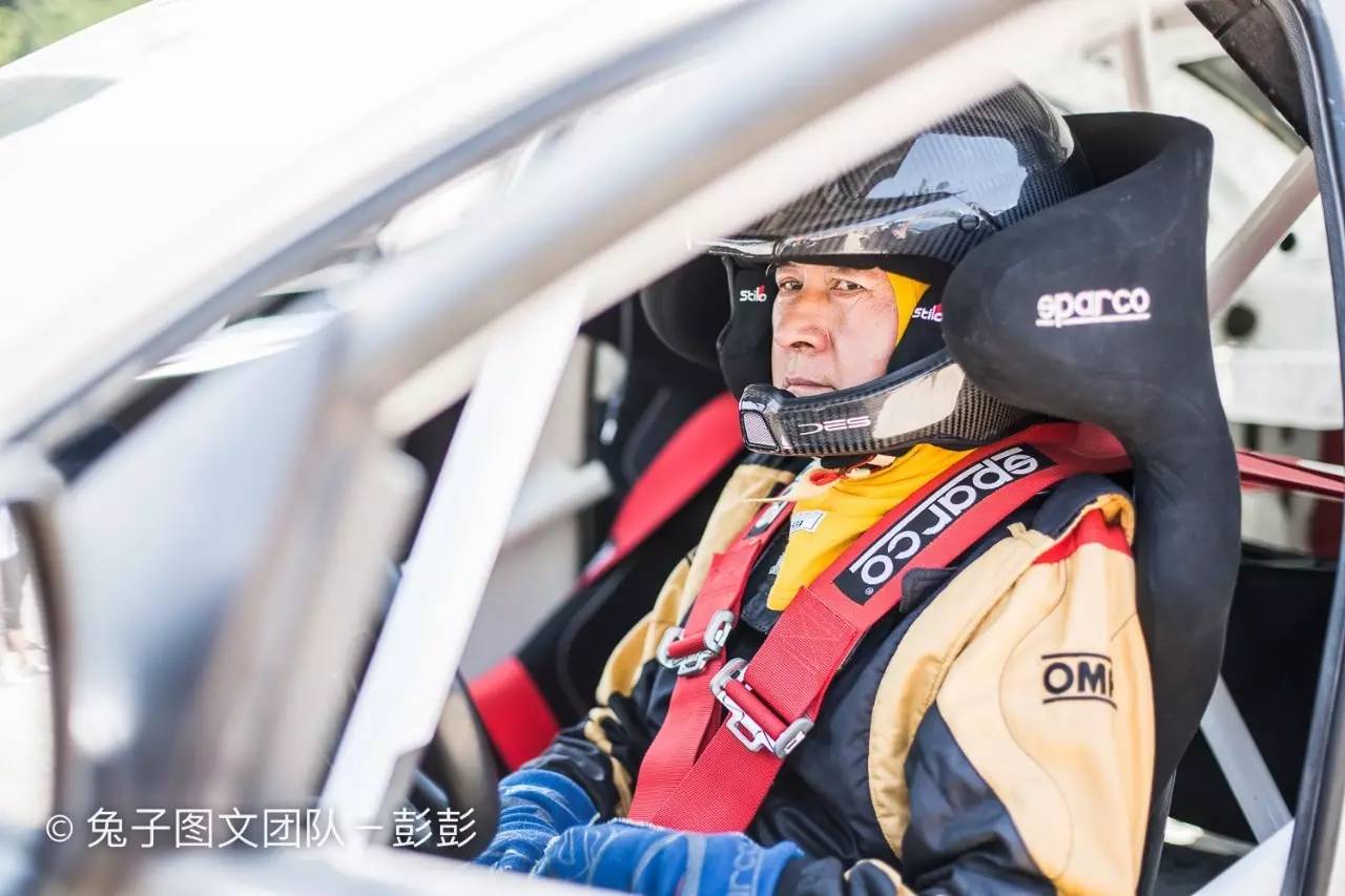 赛车起火老将遭遇赛道惊魂 美女车手巾帼不让须眉