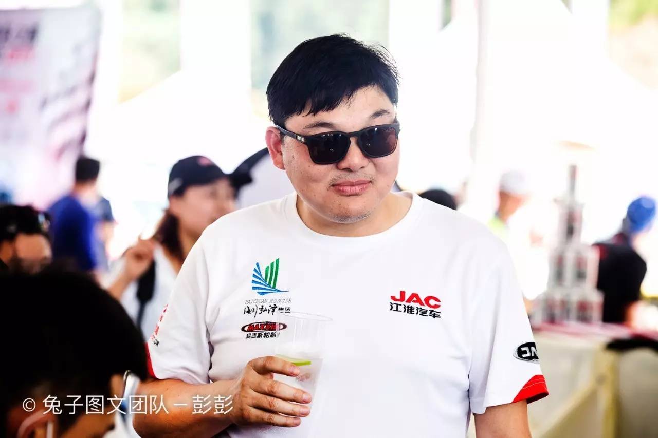 赛车起火老将遭遇赛道惊魂 美女车手巾帼不让须眉