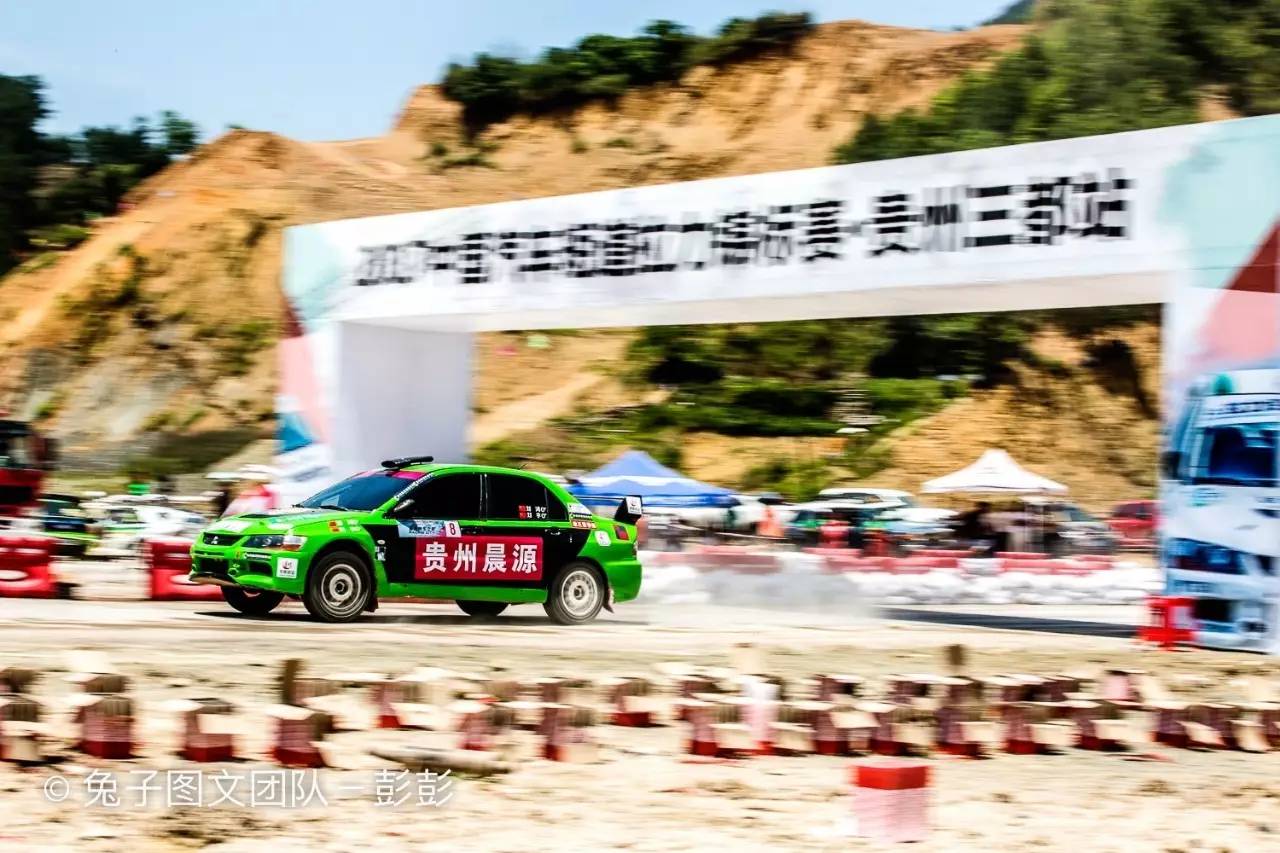 赛车起火老将遭遇赛道惊魂 美女车手巾帼不让须眉